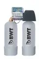 Zwei zylindrische Wassertanks mit der Marke BWT, verbunden mit einer elektronischen Steuereinheit, zur Enthärtung von Trinkwasser.